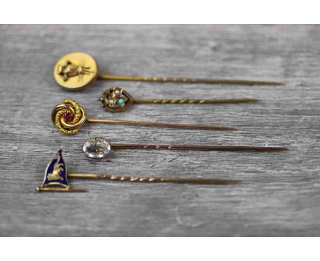 Five Victorian stick pins comprising blue enamelled 9ct gold pennant depicting crowned lion; yellow metal fleur-de-lis plume 