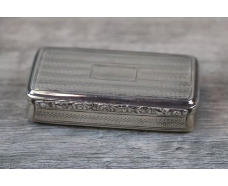 George III silver snuff box with zigzag engine turned decoration to hinged lid, body and base, moulded edges, blank rectangul