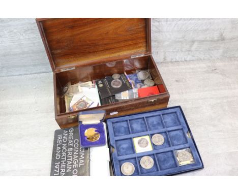 Wooden box of mixed vintage and other coinage &amp; Medallions to include 1887 Silver Florin, Commemorative Crowns, £5 Pounds