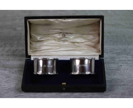 Pair of George V Mappin &amp; Webb silver napkin rings of plain form with pie crust border, hallmarked Mappin &amp; Webb Ltd,