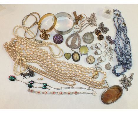 A sterling silver and marcasite horse and cart brooch, a silver expanding bangle and other jewellery.