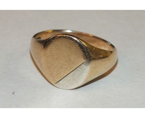 A 9ct gold signet ring, size S, approximately 5.1g.