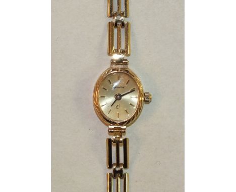 A ladies Genève Q wrist watch with 9ct gold case and gate-link bracelet, gross weight 8.5g.