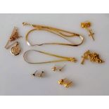 An assortment of 9ct yellow gold jewellery to include a matching necklace/bracelet, chain pendants