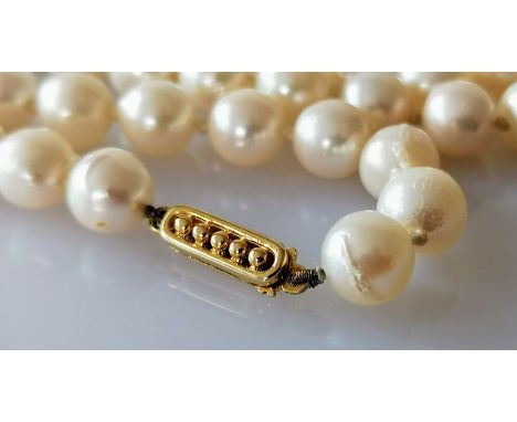 An Art Deco-style single row of seventy-seven cultured pearls measuring 7.15mm to 7.40mm on a beaded yellow gold oblong clasp