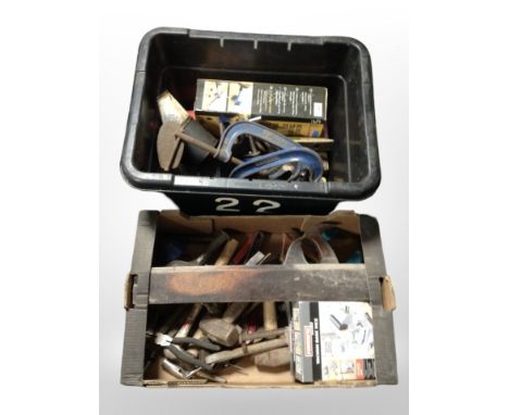 A quantity of vintage and later tools including record vices, woodworking plane, cobbler's last, modern vice in box, etc. (2 