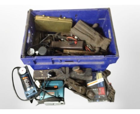 A quantity of tools including foot pump, electric pump, electric jigsaw, antique woodworking plane, etc. (1 box)