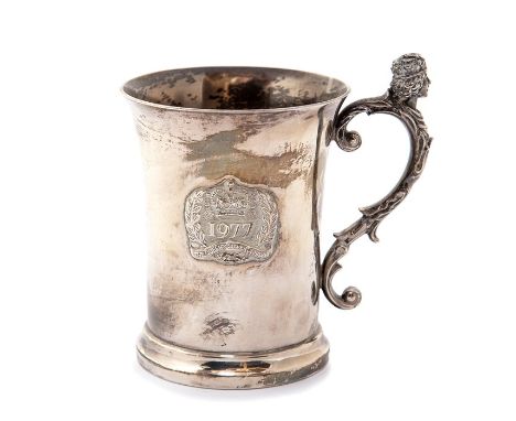 An Elizabeth II silver Silver Jubilee commemorative mug, the centre inset with Crown above 1977, the scroll handle cast with 