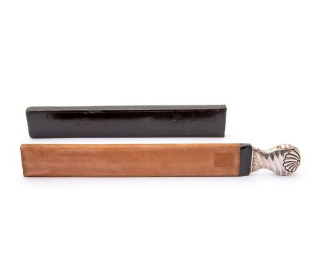 An Edwardian silver handled strop, London 1905 approx 34.5cm long