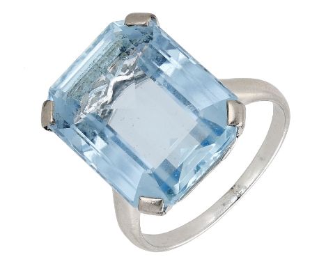 An Art Deco aquamarine ring, the cut-cornered aquamarine claw-set to a platinum mount with pierced gallery, ring size K½. £60