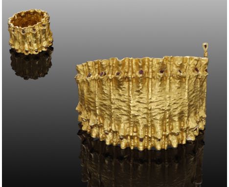 A 22ct gold and ruby crystal cuff bangle and ring by Louis Osman, 1974, each broad and slightly tapering, with hammered, ridg