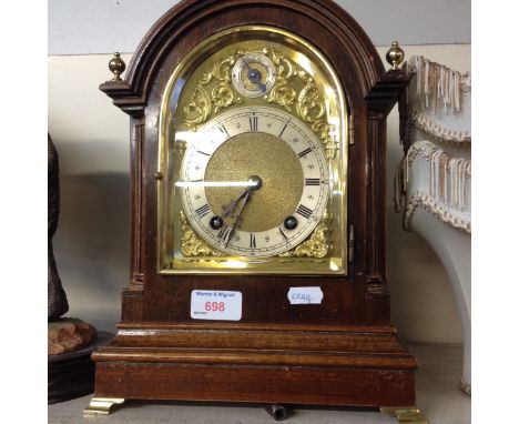 MAHOGANY DOMED MANTEL CLOCK WITH BRASS AND STEEL DIAL. CIRCA 1910. 32CM