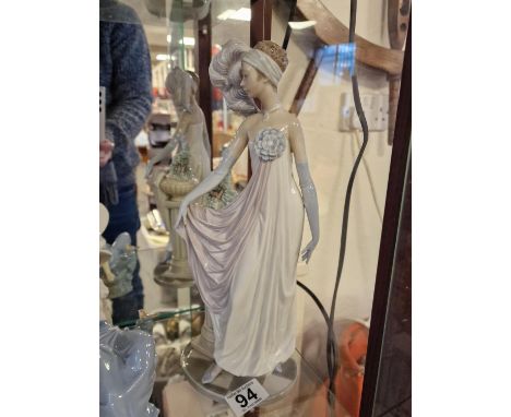 Lladro 5283 Dama Charleston Lady Figure