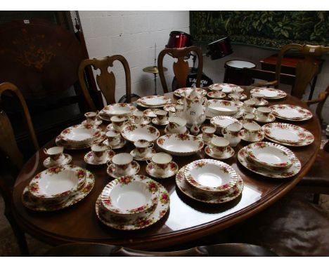 Large Royal Albert dinner service - Old country Roses pattern
A very large amount of china here. It is mostly in good conditi