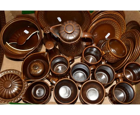 A BOX OF WEDGWOOD PENNINE PATTERN OVEN TO TABLEWARES, including hot water jug and cover, salt and pepper pots, two egg cups, 
