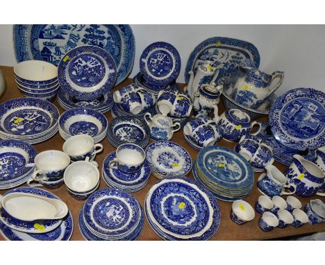 MORE THAN 120 PIECES OF VARIOUS BLUE AND WHITE CERAMIC TEA/DINNER WARES, to include seven Spode Italian dinner plates, a quan