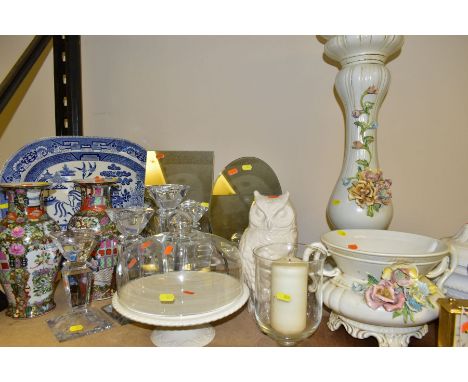 A QUANTITY OF CERAMICS, GLASS, QUARTZ CLOCKS, etc, including a late 19th Century large meat plate printed with the Willow pat