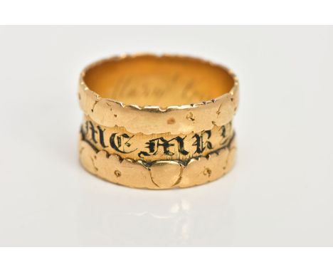 A GEORGE IV 18CT GOLD MEMORIAL RING, the band ring with a central enamel panel reading' In Memory Of,' with rubbed foliate bo