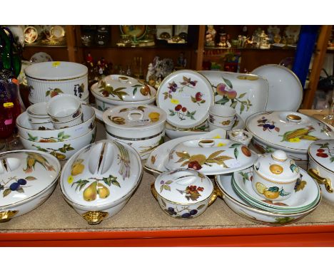 ROYAL WORCESTER EVESHAM OVEN AND TABLE WARES ETC, to include two 18cm souffle dishes, oval casserole dish, circular casserole