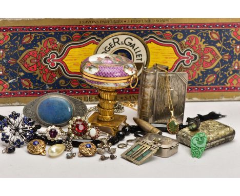 A BOX OF ASSORTED ITEMS, to include a gold-plated green hardstone pendant necklace, suspended from a fine curb link chain wit