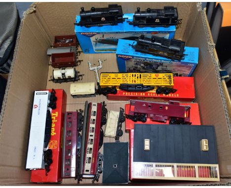 A QUANTITY OF BOXED AND UNBOXED 00 GAUGE MODEL RAILWAY ITEMS, to include three unboxed damaged Tri-ang railway class 3F Jinty