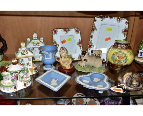 A SMALL GROUP OF ROYAL ALBERT, WEDGWOOD, CARLTON WARE, ETC, comprising a Carltonware baluster vase, enamelled and gilt decora