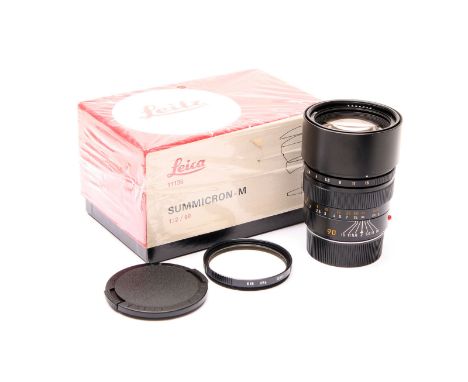 A Leitz Summicron-M f/2 90mm Lens, E55, black, serial no. 3299046, body, VG, elements, VG, in maker's box