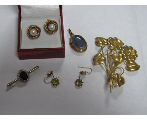 A Modern 9ct Gold Bar Brooch, with claw set cluster highlight; together with a pair of 9ct gold pearl earrings, with rope edg