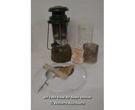 *VINTAGE VAPALUX WILLIS BATES BRITISH MOD MILITARY ISSUE LANTERN / PHEON BROARD ARROW STAMPED [LQD214]