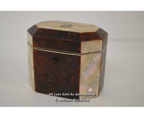 *VERY PRETTY ORIGINAL ANTIQUE FAUX TORTOISESHELL AND MOTHER OF PEARL TEA CADDY / 9.5CM HIGH, WITHOUT KEY  [LQD214]