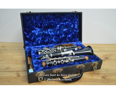 VINTAGE CASED CLARINET AND "TUNE IN A DAY" BOOK ONE 