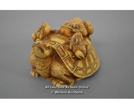 *VINTAGE CARVED TURTLE WITH FROGS NETSUKE / 4CM HIGH  [LQD215]