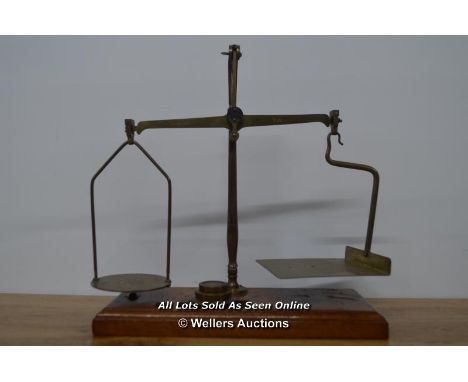 *BRASS POSTAL SCALE TO WEIGH 8OZ D E GRAVES &amp; CO LONDON MAHOGANY BASE [LQD215]