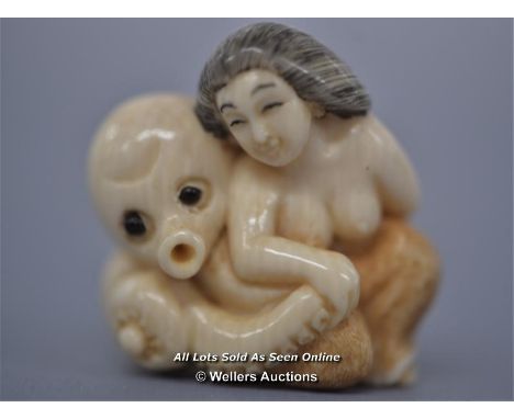 *NETSUKE DEPICTING A GIRL AND OCTOPUSS, 2CM HGH  [LQD215]