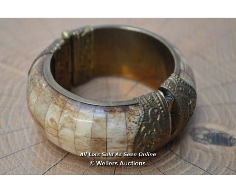 *JEWELLERY PANELLED BOVINE BONE BRASS HINGED BANGLE BRACELET 6CM DIAMETER [LQD215]