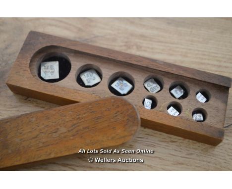 *MAHOGANY BOXED SET OF BALANCE SCALE WEIGHTS  [LQD215]