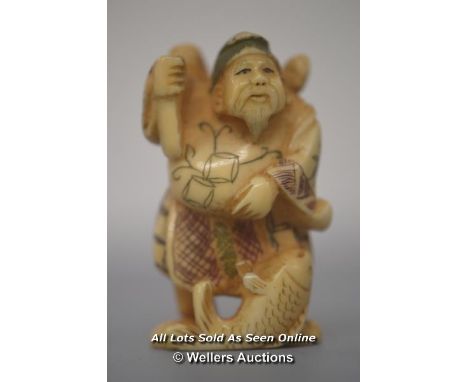 *JAPANESE CARVED NETSUKE FISHERMAN / 5CM HIGH  [LQD215]