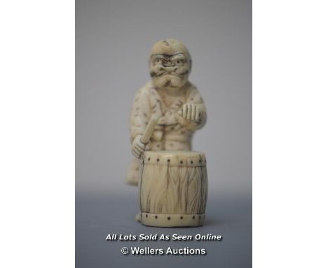 *JAPANESE NETSUKE  / JAPANESE NETSUKE DEPICTING A DRUMMER, 5CM HIGH  [LQD215]