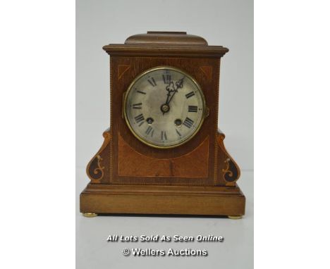 *CIRCA 1900. MAHOGANY MANTLE CLOCK WITH PRETTY BOXWOOD INLAY / WITHOUT KEY  [LQD215]