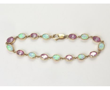 Opal and garnet bracelet in 9ct gold.