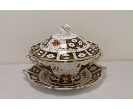 Royal Crown Derby Imari pattern large soup tureen with cover, pattern no 2451.   Condition Report.  Tureen Cover - Food condi