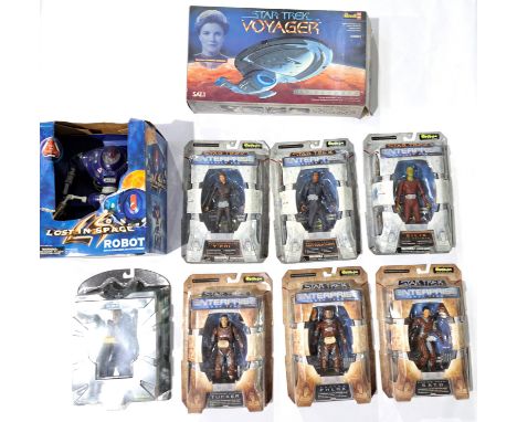 Star Trek action figure group and other including: (1-3) Art Asylum Star Trek Enterprise Broken bow figures (T'Pol, Mayweathe