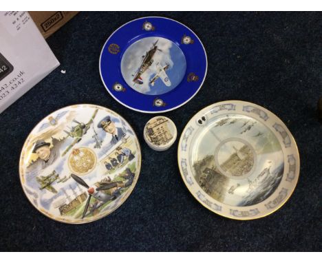 A selection of various commemorative wall plates to include Coalport, Royal Worcester etc.