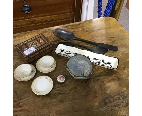 A mixed lot comprising a small marquetry card box, a pair of horn spoons,  miniature dolls cups and saucers, a Griselda Hill 