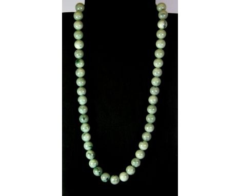 A single strand of pale celadon jade beads, bead Dia. 13.2cm, L. 64cm.