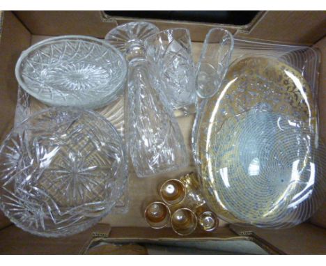 Tray of vintage glassware 