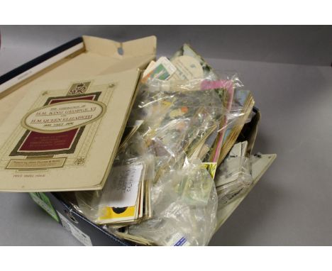 Box of mixed vintage tea & bubblegum cards