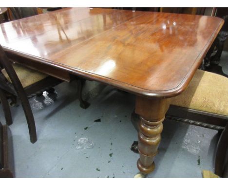 Victorian mahogany pull-out extending dining table, the moulded top above a moulded frieze raised on four turned and tapering