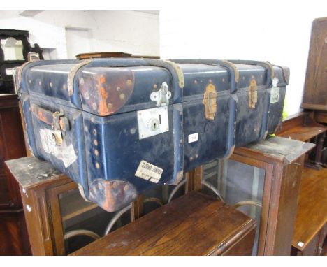 Early 20th Century blue leather cornered travel trunk with various Southern Railway labels and an oak four shelf open wall br