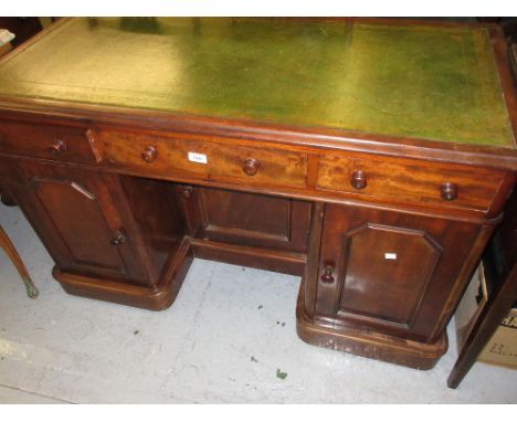 Victorian mahogany twin pedestal writing desk / dressing table having green leather inset top above three drawers with knob h